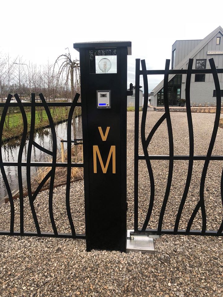 Sierhekwerk met verlichting en bel