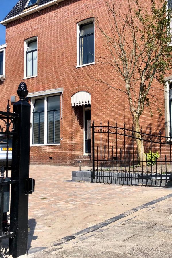 Sierhekwerk dat automatisch kan openen