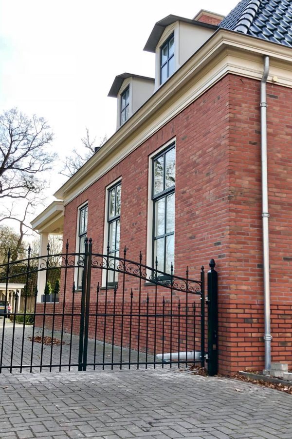 Sierhekwerk bij een statig pand