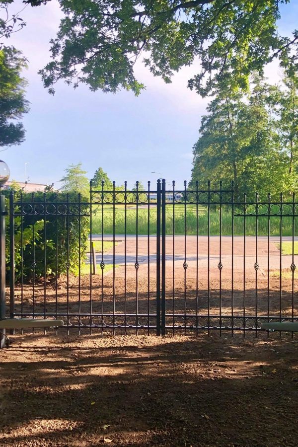 Poort met verlichting