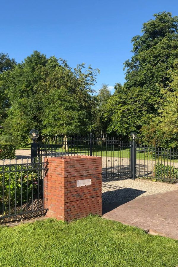 Sierhekwerk met grote, dubbele poort