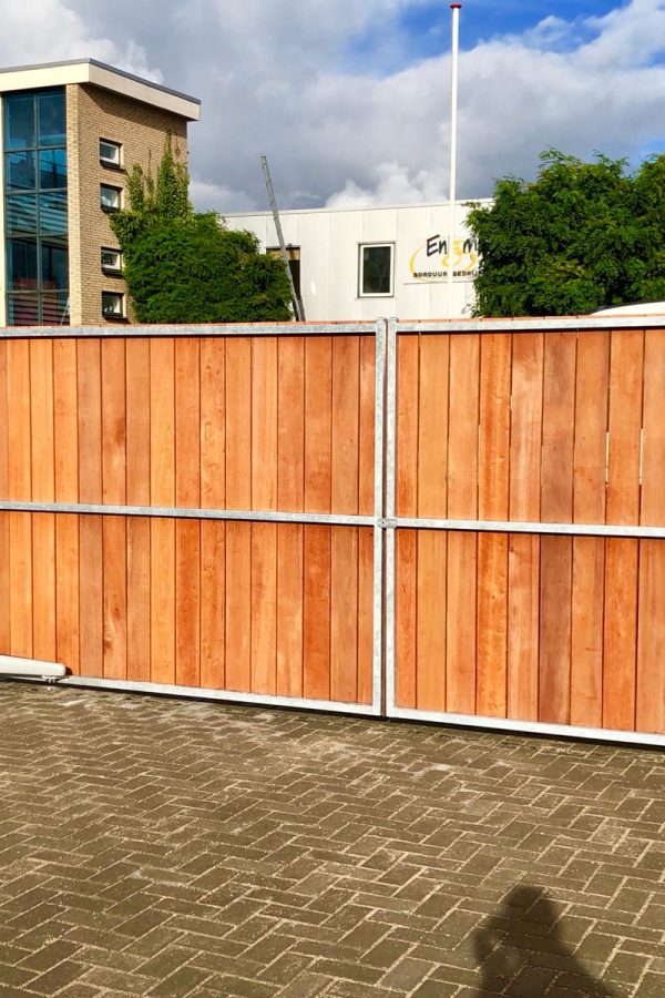 Grote houten poort met elektrisch bediening